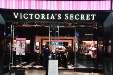 CHARLOTTE NC - 2 Temmuz 2021 'de Charlotte, Kuzey Carolina' daki SouthPark Mall 'taki Victorias Gizli Mağazası.