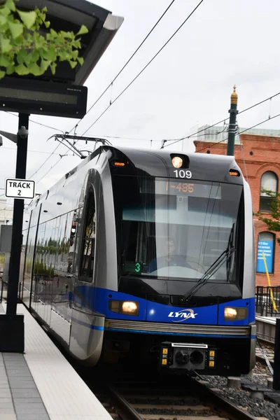 CHARLOTTE NC - 2 Temmuz 2021 'de Charlotte, Kuzey Carolina' da görülen LYNX Blue Line.