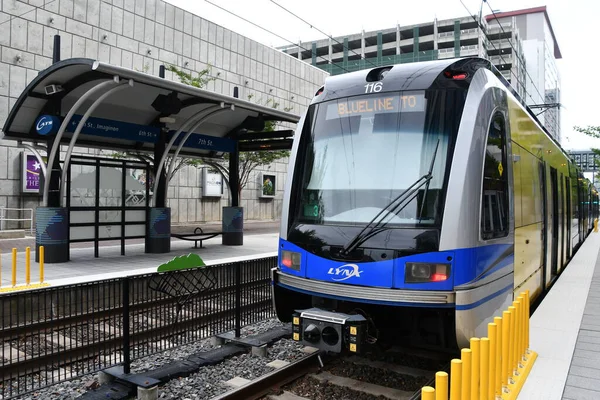 CHARLOTTE NC - 2 Temmuz 2021 'de Charlotte, Kuzey Carolina' da görülen LYNX Blue Line.