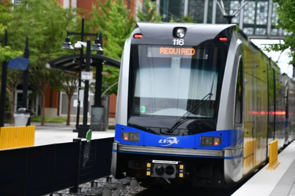 CHARLOTTE NC - 2 Temmuz 2021 'de Charlotte, Kuzey Carolina' da görülen LYNX Blue Line.