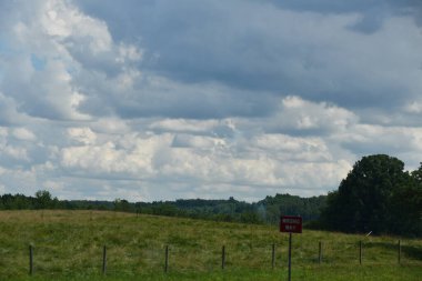 ASHEBORO NC - 30 Haziran 2021 'de görüldüğü gibi Kuzey Carolina' ya doğru sürüş.