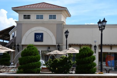 CHARLOTTE NC - 1 Temmuz 2021 'de Kuzey Carolina' daki Charlotte Premium Outlets 'teki Gap mağazası.