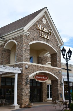 CHARLOTTE NC - 1 Temmuz 2021 'de Kuzey Carolina' da Charlotte Premium Outlets 'teki Pazar Salonu.