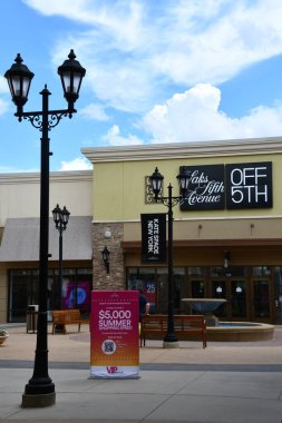 1 Temmuz 2021 'de Kuzey Carolina' daki Charlotte Premium Outlets 'te 5. Cadde' deki Saks 5..