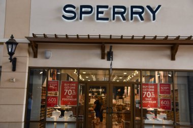 CHARLOTTE NC - 1 Temmuz 2021 'de Kuzey Carolina' daki Charlotte Premium Outlets 'te Sperry mağazası.