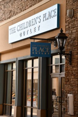 CHARLOTTE NC - 1 Temmuz 2021 'de Kuzey Carolina' daki Charlotte Premium Outlets 'teki Çocuk Dükkanı.