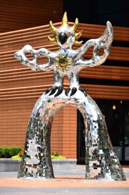 CHARLOTTE NC - 1 Temmuz 2021 'de Kuzey Carolina' daki Bechtler Modern Sanatlar Müzesinde Disko Tavuk Heykeli.