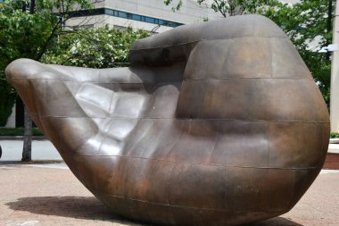 CHARLOTTE NC - 1 Temmuz 2021 'de görüldüğü gibi Charlotte, Kuzey Carolina' da Dürüstlük Heykeli.