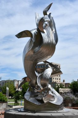 CHARLOTTE NC - 1 Temmuz 2021 'de Kuzey Carolina, Charlotte' da Richard Hunt 'ın Spiral Odyssey heykeli.