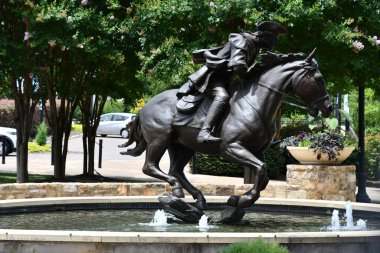 CHARLOTTE NC - 1 Temmuz 2021 'de Charlotte, Kuzey Carolina' daki Mecklenburg Heykeli 'nin Ruhu.