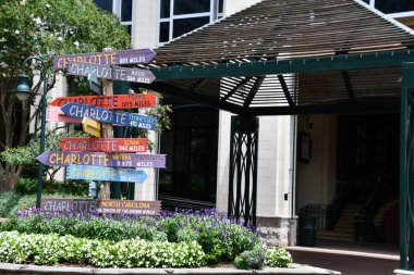 CHARLOTTE NC - 1 Temmuz 2021 'de görüldüğü gibi Charlotte, Kuzey Carolina' daki Yeşil Park.