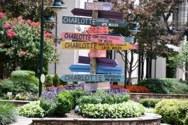 CHARLOTTE NC - 1 Temmuz 2021 'de görüldüğü gibi Charlotte, Kuzey Carolina' daki Yeşil Park.