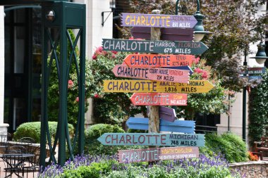 CHARLOTTE NC - 1 Temmuz 2021 'de görüldüğü gibi Charlotte, Kuzey Carolina' daki Yeşil Park.