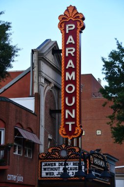 CHARLOTTESVILLE VA - 3 Temmuz 2021 'de Charlottesville, Virginia' da Paramount Tiyatrosu.