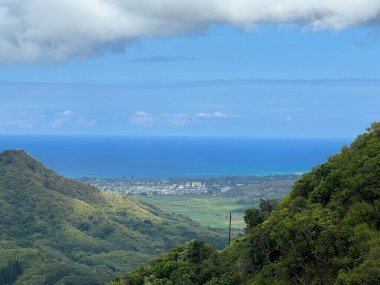 Hawaii 'deki Oahu adasında, Honolulu' daki Nuuanu Pali Gözcüleri 'nden görüntü