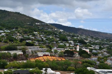 Honolulu 'nun Hawaii, Oahu adasındaki Punchbowl Krateri' nden görünüşü, 23 Ağustos 2022 'de görüldüğü gibi..