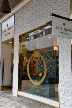 HONOLULU HI - 22 AUG: Kate Spade New York mağazası Honolulu 'daki Ala Moana Center alışveriş merkezinde 22 Ağustos 2022' de görüldüğü üzere Hawaii 'deki Oahu adasında.
