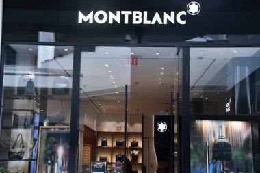 HONOLULU HI - 22 AUG Montblanc mağazası Honolulu 'daki Ala Moana Center alışveriş merkezinde 22 Ağustos 2022' de Hawaii 'deki Oahu adasında görüldü..