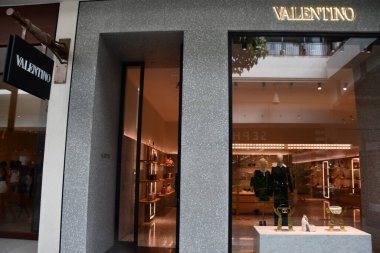 Honolulu 'daki Ala Moana Center alışveriş merkezindeki Valentino mağazası 22 Ağustos 2022' de Hawaii 'deki Oahu adasında görüldü..