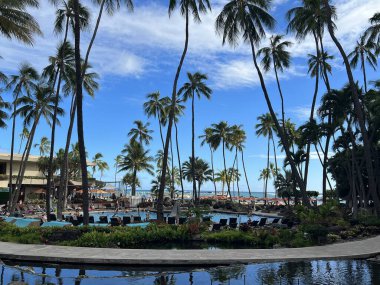 HONOLULU HI 19 AUG: 19 Ağustos 2022 'de Hawaii' nin Oahu adasındaki Honolulu 'daki Hilton Hawai Köyü Waikiki Plaj Tatil Köyü.