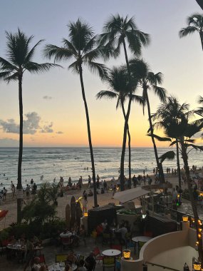 WAIKIKI HI - 21 AUG: Hawaii 'deki Oahu adasındaki Outrigger Waikiki Beach Resort' ta Duke 'ün restoranından günbatımı manzarası