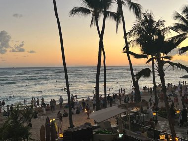 WAIKIKI HI - 21 AUG: Hawaii 'deki Oahu adasındaki Outrigger Waikiki Beach Resort' ta Duke 'ün restoranından günbatımı manzarası