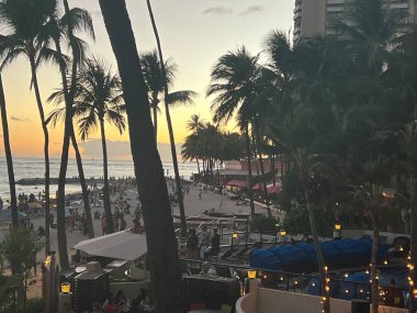 WAIKIKI HI - 21 AUG: Hawaii 'deki Oahu adasındaki Outrigger Waikiki Beach Resort' ta Duke 'ün restoranından günbatımı manzarası