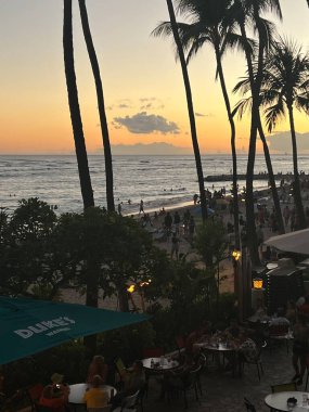 WAIKIKI HI - 21 AUG: Hawaii 'deki Oahu adasındaki Outrigger Waikiki Beach Resort' ta Duke 'ün restoranından günbatımı manzarası