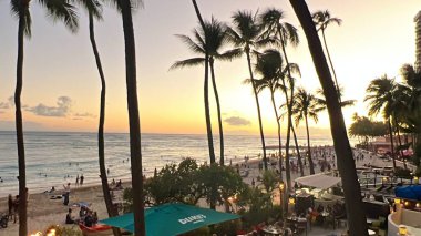 WAIKIKI HI - 21 AUG: Hawaii 'deki Oahu adasındaki Outrigger Waikiki Beach Resort' ta Duke 'ün restoranından günbatımı manzarası