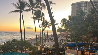 WAIKIKI HI - 21 AUG: Hawaii 'deki Oahu adasındaki Outrigger Waikiki Beach Resort' ta Duke 'ün restoranından günbatımı manzarası