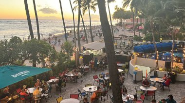 WAIKIKI HI - 21 AUG: Hawaii 'deki Oahu adasındaki Outrigger Waikiki Beach Resort' ta Duke 'ün restoranından günbatımı manzarası
