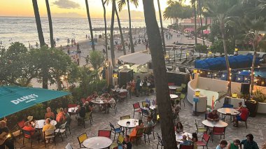 WAIKIKI HI - 21 AUG: Hawaii 'deki Oahu adasındaki Outrigger Waikiki Beach Resort' ta Duke 'ün restoranından günbatımı manzarası