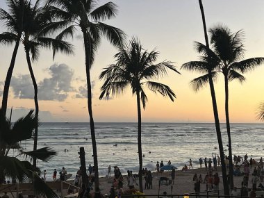 WAIKIKI HI - 21 AUG: Hawaii 'deki Oahu adasındaki Outrigger Waikiki Beach Resort' ta Duke 'ün restoranından günbatımı manzarası