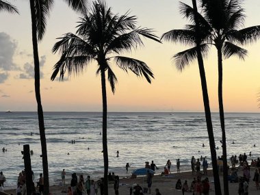 WAIKIKI HI - 21 AUG: Hawaii 'deki Oahu adasındaki Outrigger Waikiki Beach Resort' ta Duke 'ün restoranından günbatımı manzarası