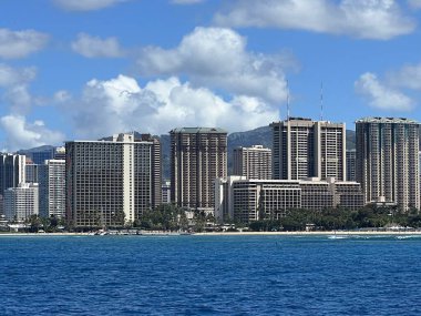 OAHU HI - 25 Ağustos 2022 'de Hawaii' deki Oahu adasında Waikiki Sahili ve Honolulu 'nun Skyline manzarası.