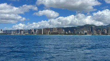 OAHU HI - 25 Ağustos 2022 'de Hawaii' deki Oahu adasında Waikiki Sahili ve Honolulu 'nun Skyline manzarası.