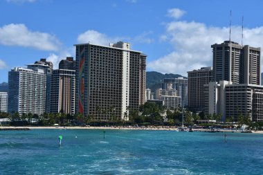 OAHU HI - 25 Ağustos 2022 'de Hawaii' deki Oahu adasında Waikiki Sahili ve Honolulu 'nun Skyline manzarası.
