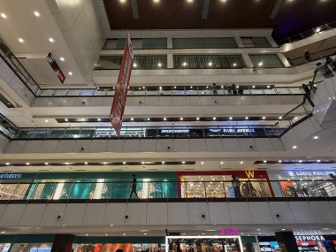 INDORE, INDIA - 6 Ekim 2024 'te görüldüğü gibi Indore, Madhya Pradesh' teki Hazine Adası Alışveriş Merkezi.