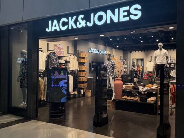 Indore, Madhya Pradesh, Hindistan 'daki Hazine Adası Alışveriş Merkezi' nde Jack ve Jones mağazası, 6 Ekim 2024 'te görüldü..