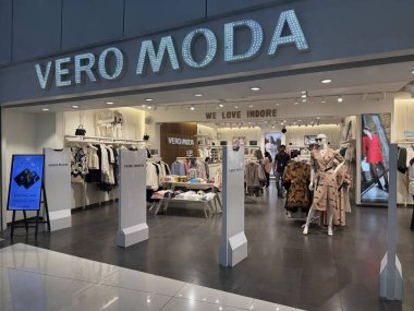 INDORE, INDIA - 6 Ekim 2024 'te Hindistan' daki Madhya Pradesh, Indore 'daki Hazine Adası Alışveriş Merkezi' ndeki Vero Moda mağazası.