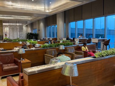 MUMBAI, INDIA - 6 Ekim 2024 'te Hindistan' ın Mumbai kentindeki Chhatrapati Shivaji Maharaj Uluslararası Havalimanı 'nda görülen Adani Lounge.