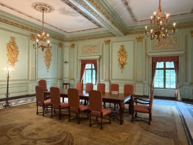 INDORE, INDIA - 9 Ekim 2024 'te Hindistan' ın Madhya Pradesh kentindeki Lal Bagh Sarayı 'ndaki Konsey Odası.