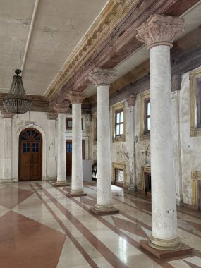 INDORE, INDIA - 9 Ekimde görüldüğü gibi Indore 'daki Rajwada Sarayı, Madhya Pradesh, Hindistan.