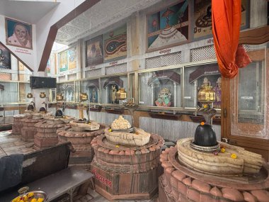 INDORE, INDIA - 9 Ekim 2024 'te Hindistan' da Madhya Pradesh, Indore 'da Shri cinsiyet savaşı Dwadash Jyotirling Mandir.