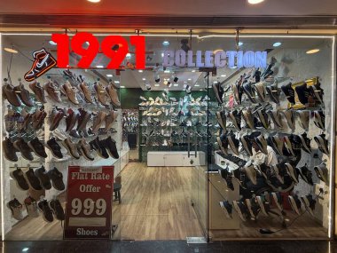 INDORE, INDIA - 12 Ekim 2024 'te Hindistan' da Madhya Pradesh, Indore 'daki C21 Malhar AVM' deki OCT 12: 1991 Koleksiyon Mağazası.