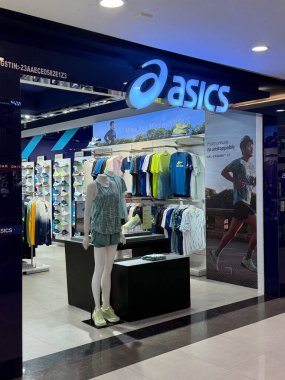 INDORE, INDIA - 12 Ekim 2024 'te Hindistan' da Madhya Pradesh, Indore 'daki C21 Malhar AVM' deki Asics mağazası.