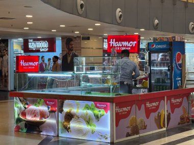 INDORE, INDIA - 12 Ekim 2024 'te Hindistan' da Madhya Pradesh, Indore 'daki C21 Malhar alışveriş merkezinde görülen Havmor Dondurması.