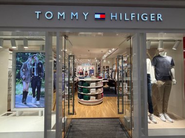 INDORE, INDIA - 12 Ekim 2024 'te Hindistan' da Madhya Pradesh, Indore 'daki C21 Malhar Mall' daki Tommy Hilfiger mağazası.