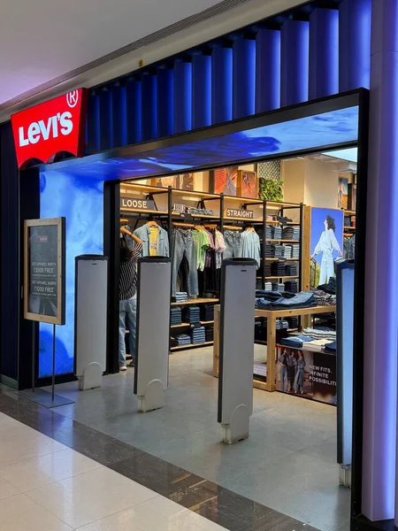Indore, Madhya Pradesh, Hindistan 'daki C21 Malhar AVM' deki Levis mağazası, 12 Ekim 2024 'te görüldü..