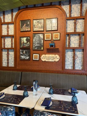 INDORE, INDIA - 12 Ekim 2024 'te Hindistan' da Madhya Pradesh 'te, Vijay Nagar, Indore' da Şef Harpal Singh Sokhi 'nin Karigari restoranı.